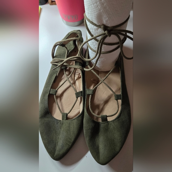 Madden Girl Olive Green Lace Up Flats, So Cute Great Condish. - Picture 2 of 3